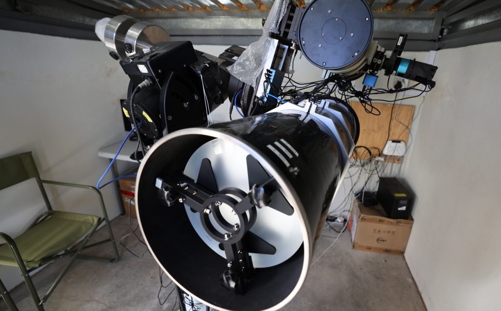 Abbildung: VdS-Remote-Sternwarte auf Hakos mit der GM3000-Montierung von 10Micron sowie den Teleskopen TS 12“ Newton-Astrograph und Takahashi Epsilon-160ED (Quelle: Dr. Kai-Oliver Detken)
